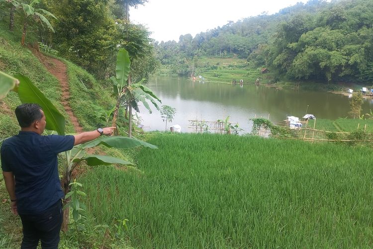 Genangan air baru dampak disposal Tol Cisumdawu merendam 8 hektare lahan di Blok Cihamerang, Desa Sukasirnarasa, Rancakalong, Sumedang, Jabar, Selasa (9/5/2023). AAM AMINULLAH/KOMPAS.com