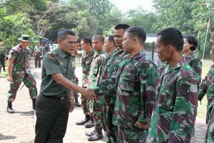 Wakil Kepala Staf Angkatan Darat Letjen TNI Budiman meninjau kesiapan anggota TNI yang ditunjuk untuk mengikuti kejuaraan menembak Asean Army Riffle Meet (AARM ) ke-22, Juamat (9/8/2012) siang. Tentara atlet tembak itu berlatih di lapangan tembak Rama Shinta Markas Kopassus, Cijantung, Jakarta Timur.