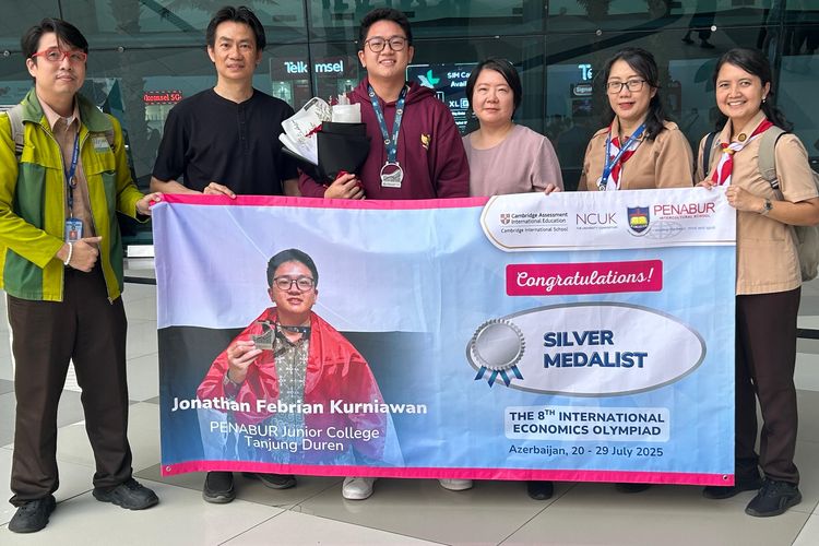 Jonathan Febrian Kurniawan, siswa Penabur Junior College Tanjung Duren, Peraih Medali Perak di IEO 2025, berfoto bersama guru dan orangtua.