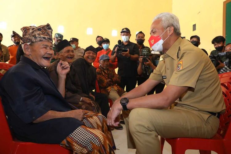 Gubernur Jawa Tengah Ganjar Pranowo menemui masyarakat lereng Gunung Merapi di Balai Desa Krinjing, Kecamatan Dukun, Kabupaten Magelang, Senin (13/3/2023).