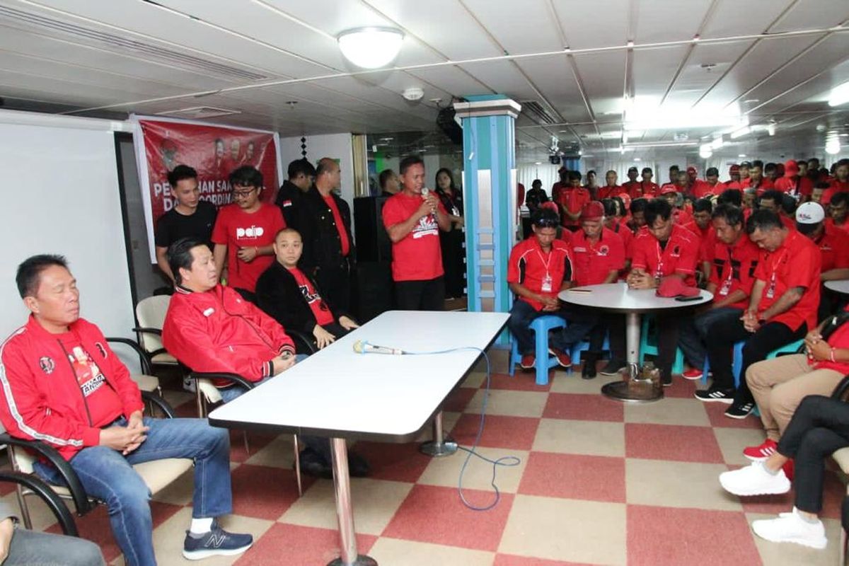 Dewan Pimpinan Daerah (DPD) PDI-P Sulut menggelar ?Pelatihan Saksi Panitia Pemilihan Kecamatan dan Koordinator Saksi Panitia Pemungutan Suara? di atas Kapal Dorolonda dalam perjalanan ke Jakarta untuk menghadiri Puncak Peringatan Bulan Bung Karno (BBK) di Jakarta pada 24 Juni 2023, mendatang.

