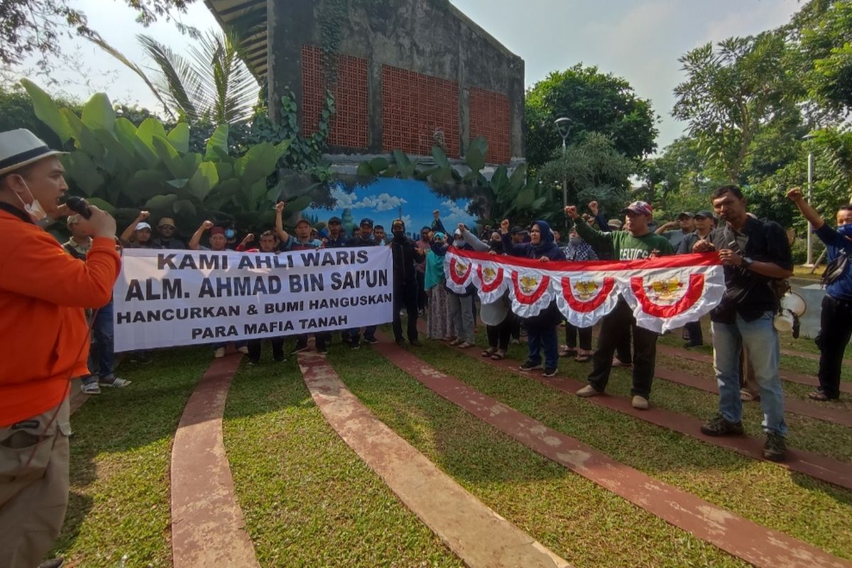 Sejumlah warga yang mengaku ahli waris mendatangi dan menggelar aksi di Taman Gantara kawasan Gandaria Utara, Kebayoran Baru, Jakarta Selatan, Kamis (4/8/2022) siang.