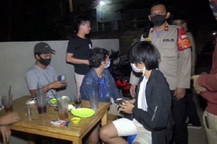 Polisi menggerebek pusat kuliner di Jagakarsa yang menyediakan layanan makan di tempat