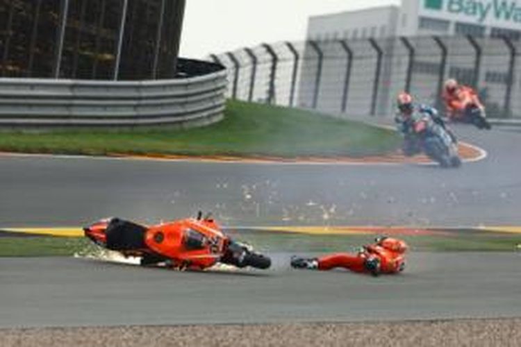 Pebalap Ducati, Andrea Dovizioso, mengalami kecelakaan saat melewati tikungan 11 pada sesi latihan bebas pertama GP Jerman di Sirkuit Sachsenring, Jumat (12/7/2013).