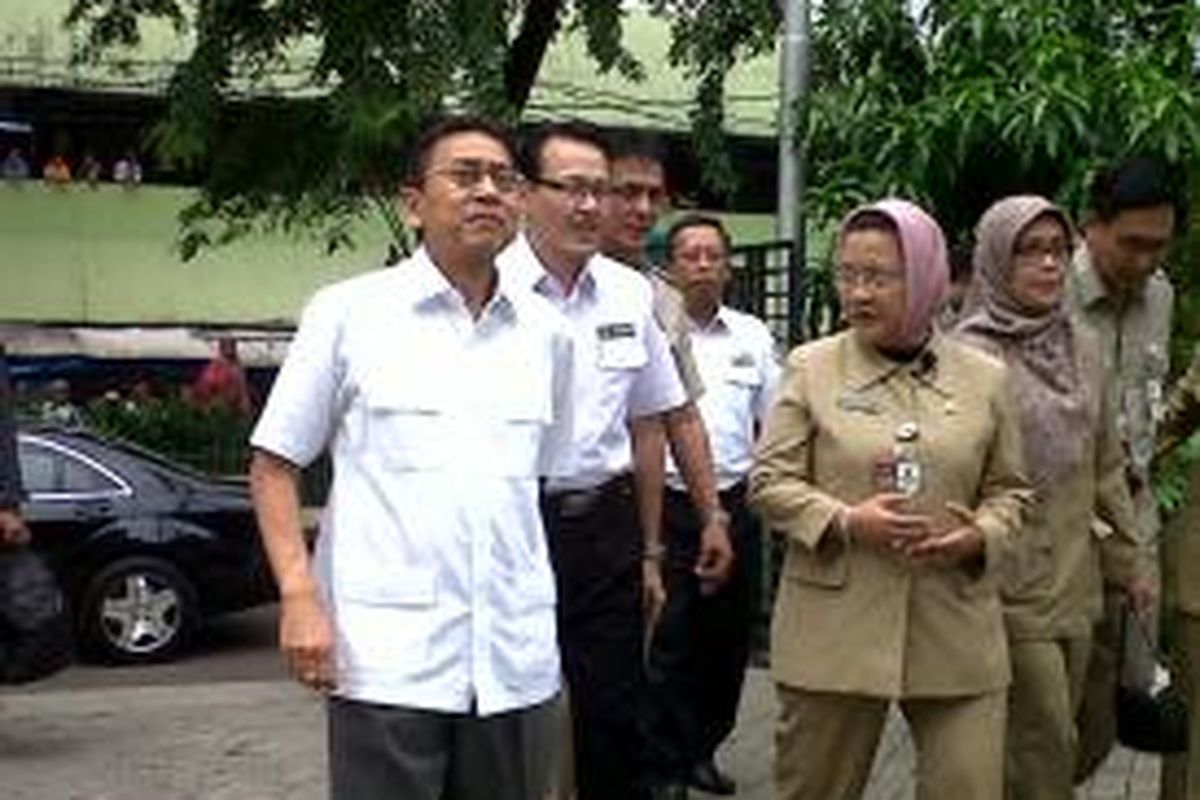 Wapres Tinjau Persiapan BPJS di Cempaka Putih

Wakil Presiden Boediono datangi Puskesmas di Kecamatan Cempaka Putih, Jakarta Pusat, Rabu (11/12/2013).Kompas.com/Ummi Hadyah Saleh
