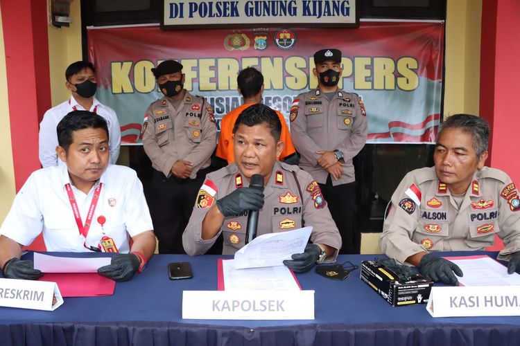 Ekspos kasus asusila ayah kandung terhadap anak kandungnya di Mapolsek Gunung Kijang, Polres Bintan, Senin (17/10/2022).