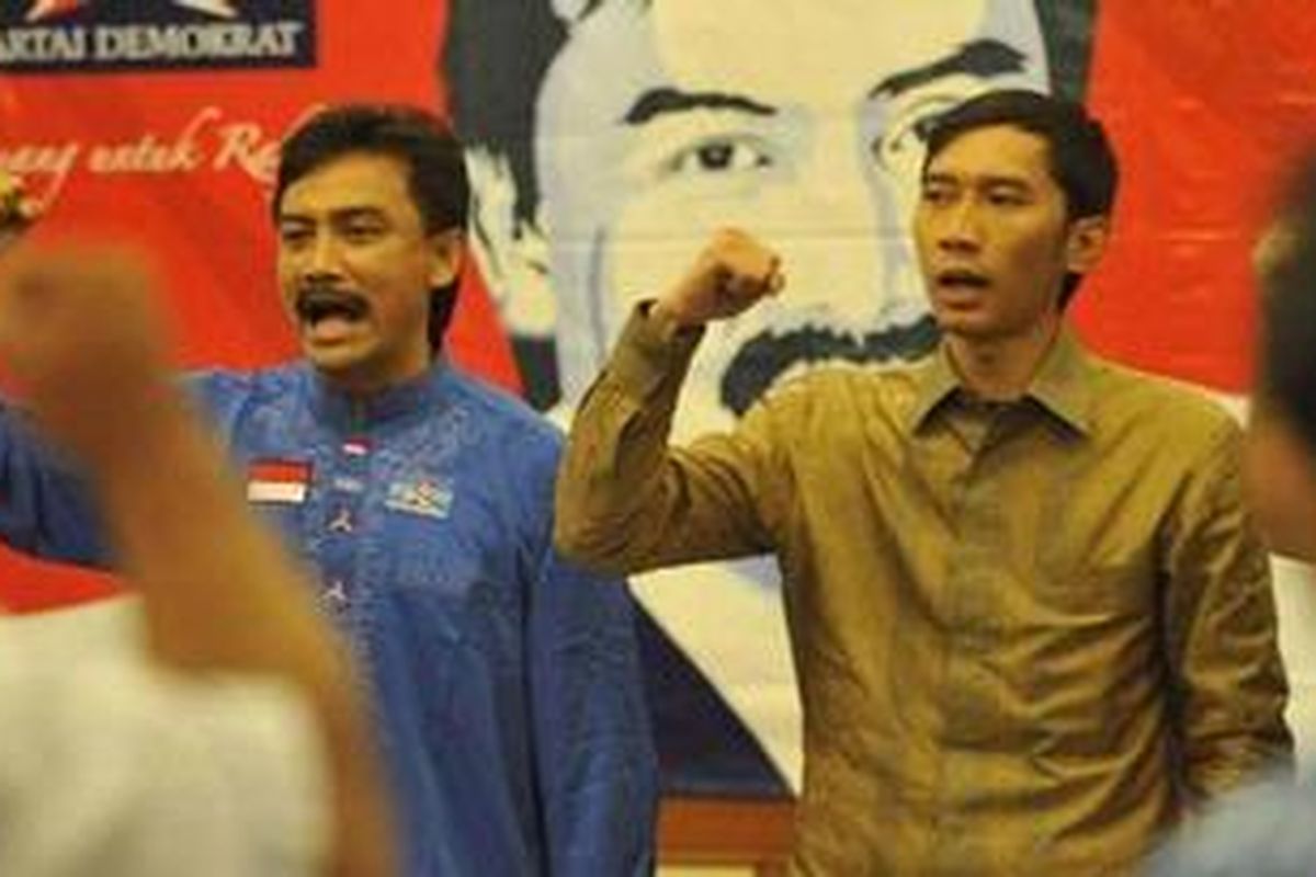 Ketua DPP Partai Demokrat, Andi Mallarangeng (kiri), didampingi Edhie Baskoro Yudhoyono saat konsolidasi pendukungnya sebagai calon Ketua Umum Partai Demokrat di Hotel Novotel, Solo, Jawa Tengah, Jumat (16/4/2010). 