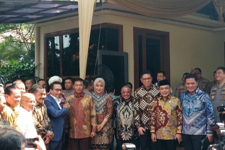 Komisi III DPR RI tiba di kediaman Calon Kapolri Komjen Idham Azis di kawasan Panglima Polim, Jakarta Selatan, 