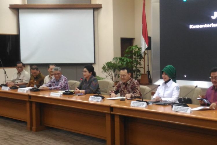 Menteri Kesehatan Nila Farid Moeloek (kelima dari kiri) bersama jajaran BPJS Kesehatan saat jumpa pers di Gedung Kemenkes, Jakarta, Senin (7/1/2019). 