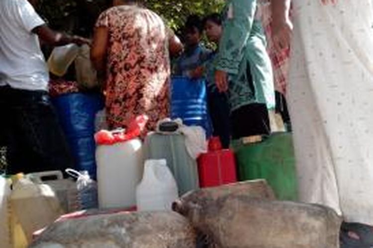 Antrean pembeli minyak tanah di Nunukan. Kelangkaan minyak tanah bersubsidi di Kabupaten Nunukan membuat harga minyak tanah melambung dari Rp 5.000 rupiah menjadi 12.000 rupiah per liter. 