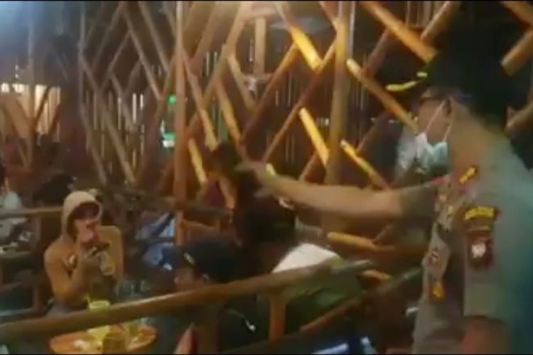 Tangkapan layar video Kapolres Kubu Raya AKBP Yani Permana saat merazia warkop dan kafe di seputan jalan menuju Bandara Supadio Pontianak, Kalimantan Barat, Minggu (22/3/2020).