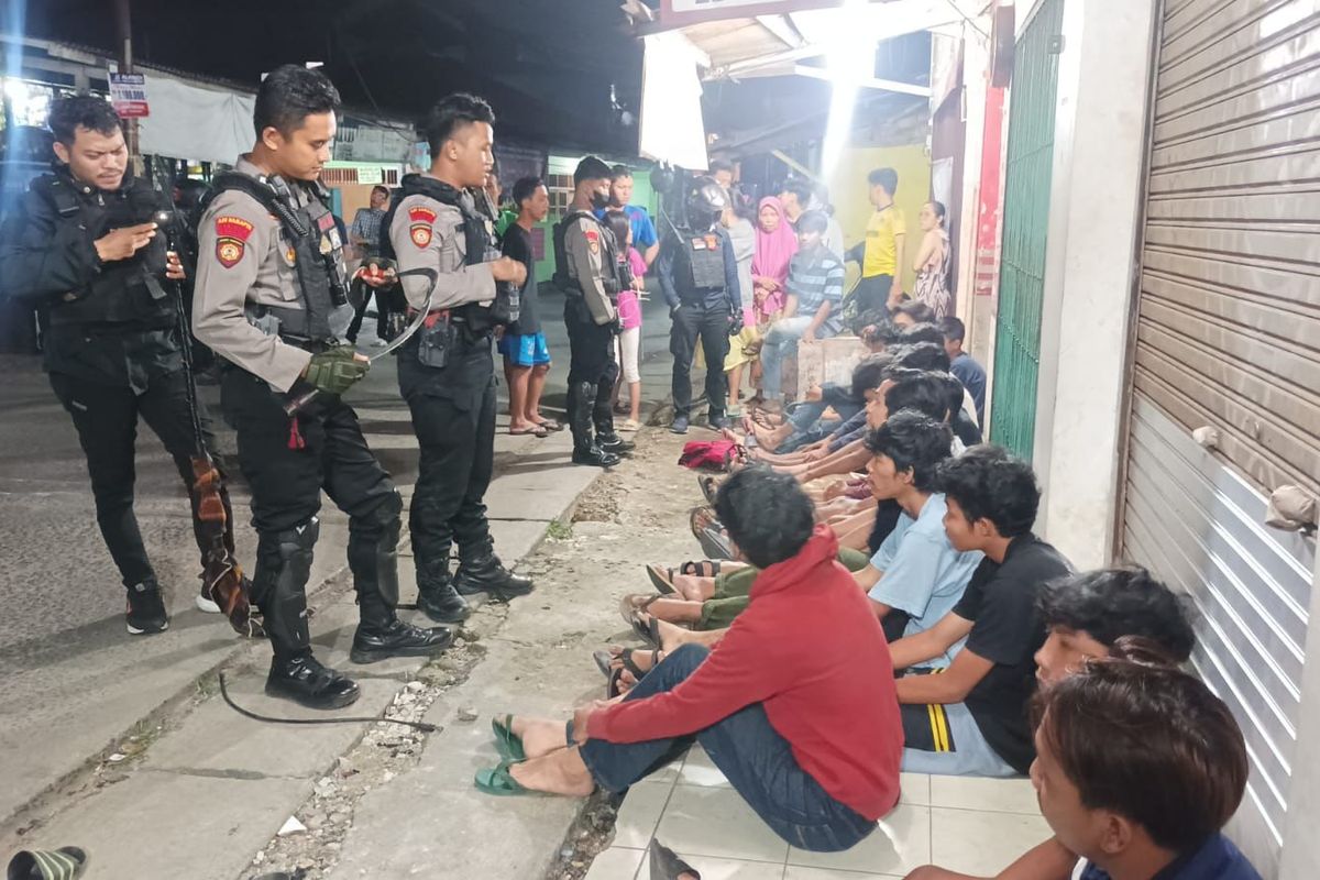 16 remaja yang hendak tawuran dengan kelompok lain di Jalan Raden Sanim, Tanah Baru, Beji, Depok, ditangkap polisi pada Selasa (4/4/2023) subuh.  