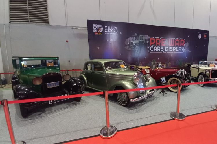 Deretan mobil klasik zaman perang mejeng di booth Pre War Cars Display di Indonesia International Motor Show (IIMS) 2023