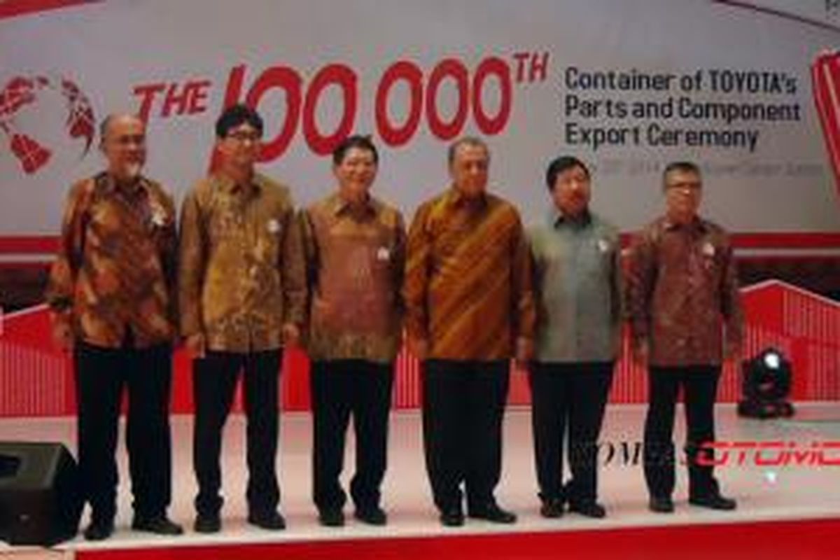 MS HIdayat (tengah) menyaksikan pengiriman kontainer ke-100.000 berisi komponen Toyota Indonesia.