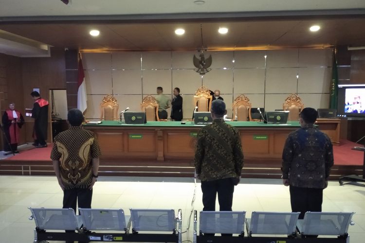 Mantan Wali Kota Bandung, Yana Mulyana, Kadishub Kota Bandung, Dadang Darmawan dan Sekdishub Kota Bandung, Khairur Rijal saat sidang vonis kasus korupsi proyek pengadaan CCTV dan Jaringan Internet Service Provider (ISP) pada Progam Bandung Smart City di PN Bandung, Kota Bandung, Jawa Barat, Rabu (13/12/2023).