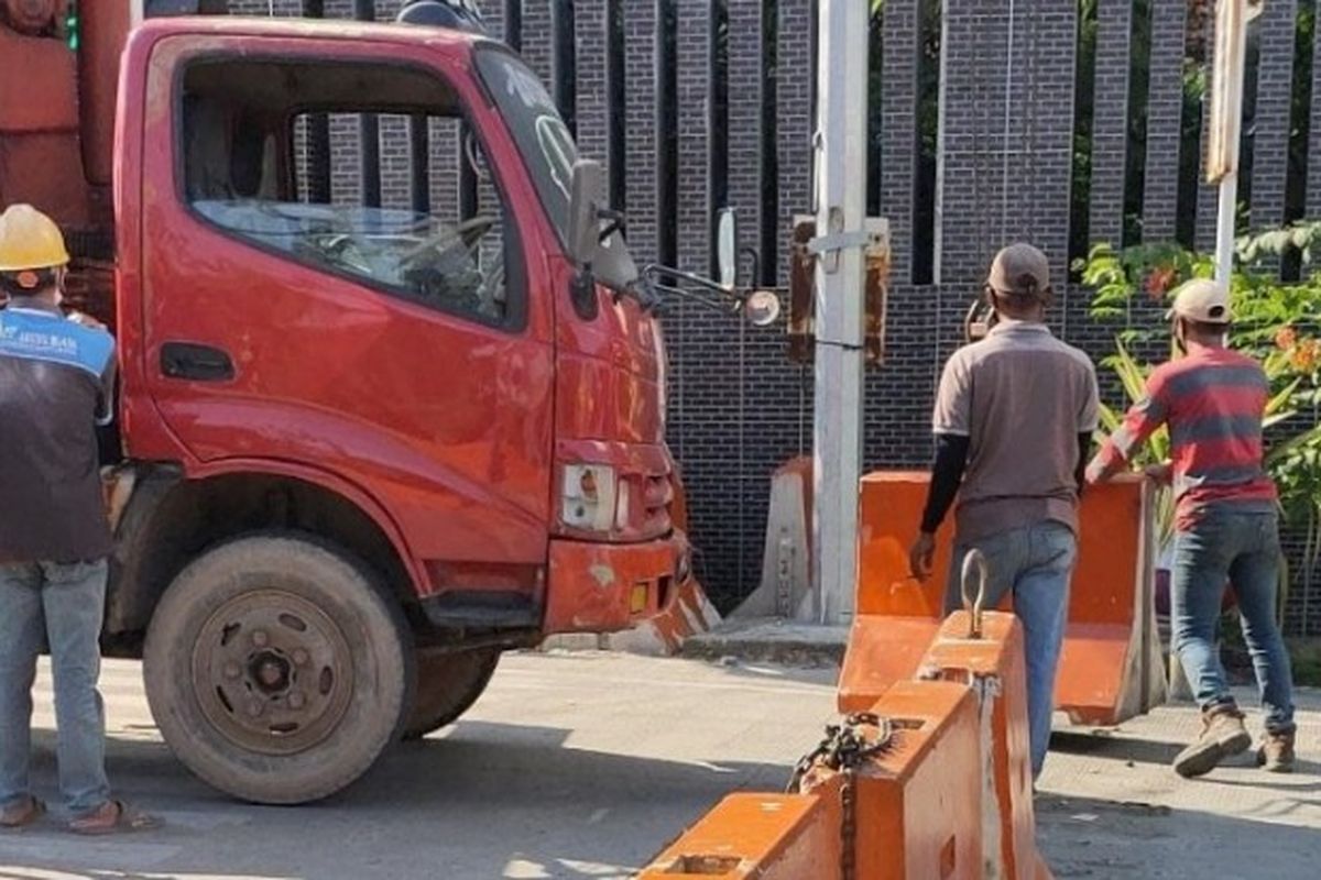 Petugas membuka akses Jalan Jenderal Sudirman, Kota Tegal, yang sebelumnya ditutup beton MCB selama PPKM Darurat, Selasa (27/7/2021)