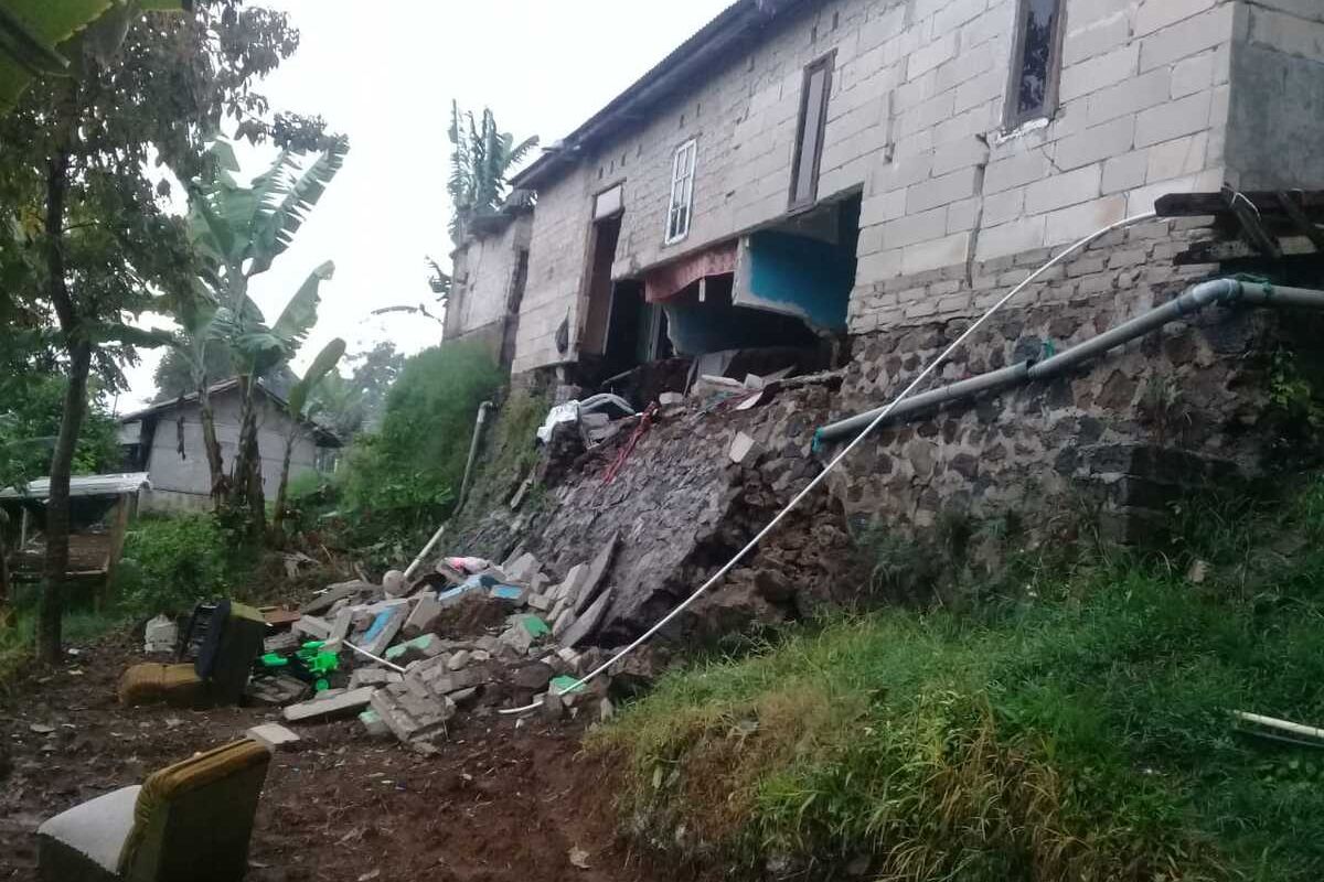 Longsor terjadi di tiga titik di Bandung Barat.