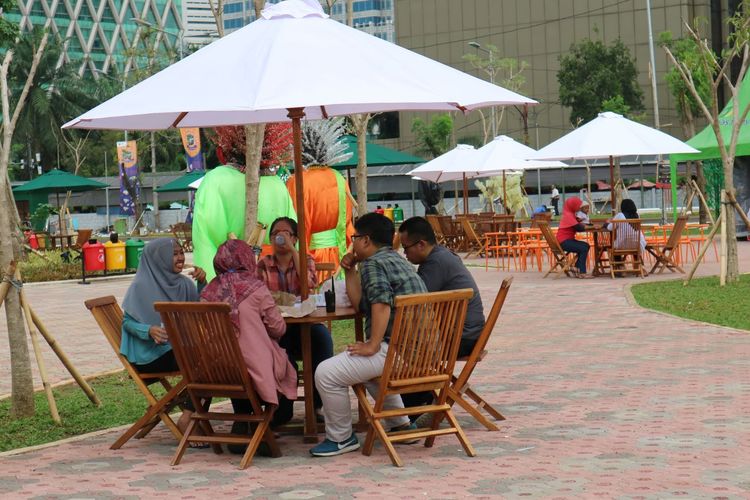 Suasana di tengah-tengah taman MH. Thamrin 10 