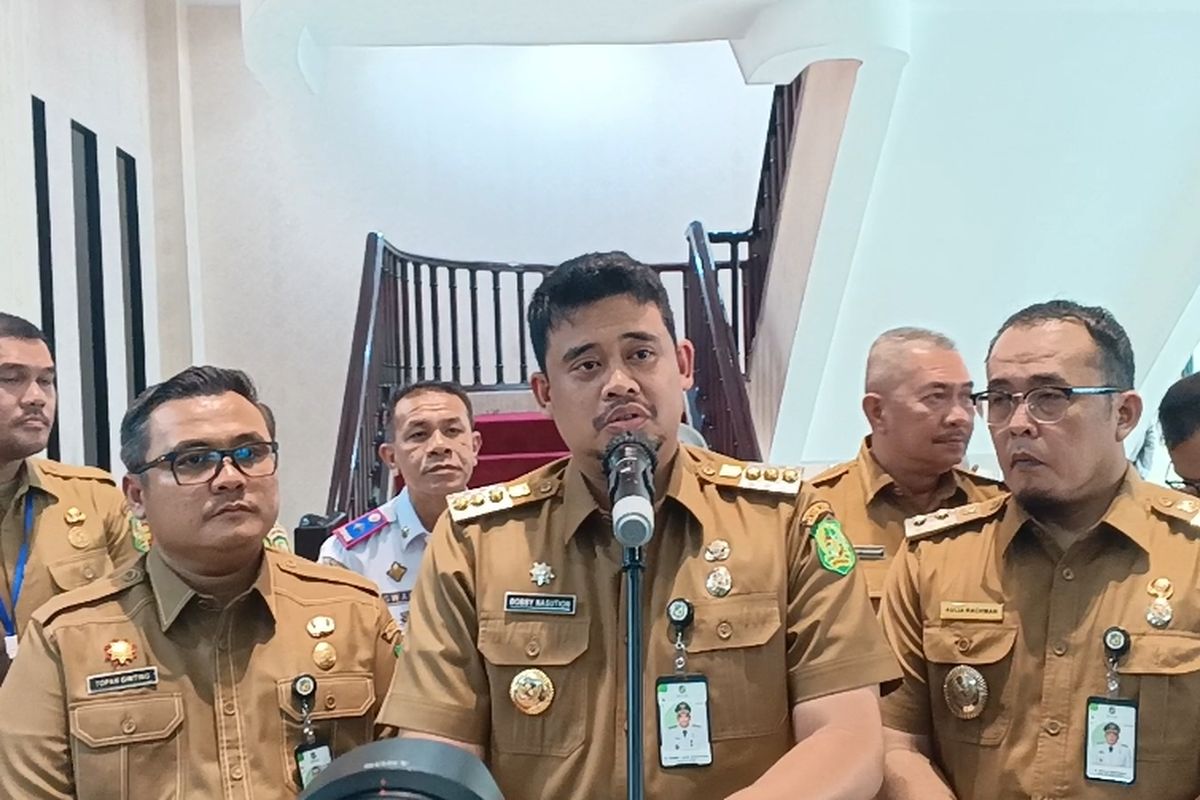 Walikota Medan Bobby Nasution saat menjawab pertanyaan wartawan di kantor walikota, Senin (22/7/2024)