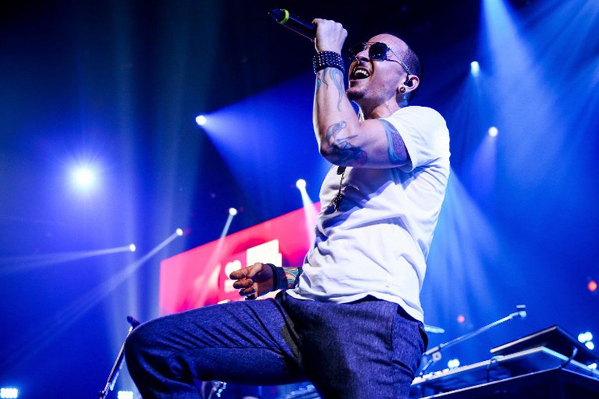 Chester Bennington, vokalis grup band asal AS, Linkin Park, tampil di atas panggung saat pesta peluncuran album iHeartRadio yang digelar State Farm di iHeartRadio Theatre Los Angeles, di Burbank, California, Senin (22/5/2017) waktu setempat. Seperti diberitakan, Chester meninggal dunia dengan bunuh diri pada Kamis (20/7/2017) waktu setempat, dalam usia 41 tahun.