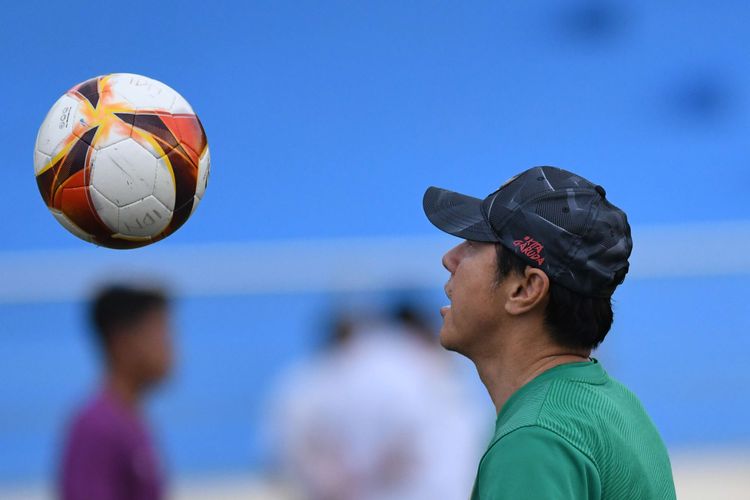 Pelatih Timnas Indonesia Shin Tae Yong memainkan bola saat memimpin latihan jelang laga melawan Timnas Timor Leste di Stadion Distrik Tam Nong, Phu Tho, Vietnam, Jumat (9/5/2022). Jelang laga kedua grup A yang akan berlangsung pada Selasa (10/5), Timnas Indonesia masih menghadapi kendala lapangan latihan yang buruk, salah satunya karena ukurannya yang tidak sesuai standar FIFA.