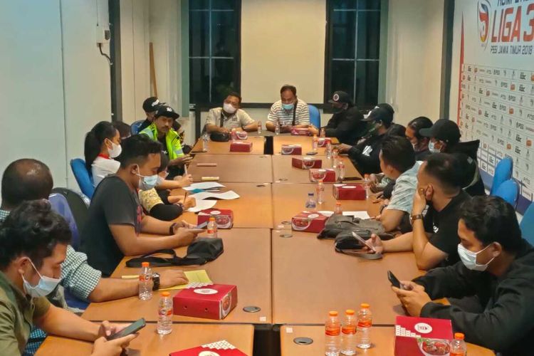 Sejumlah pentolan suporter Persebaya, Bonek, melakukan pertemuan dengan Pengurus Asprov PSSI Jawa Timur di Kantor PSSI Jatim, Jalan Ketampon, Surabaya, Selasa (9/11/2021) malam.