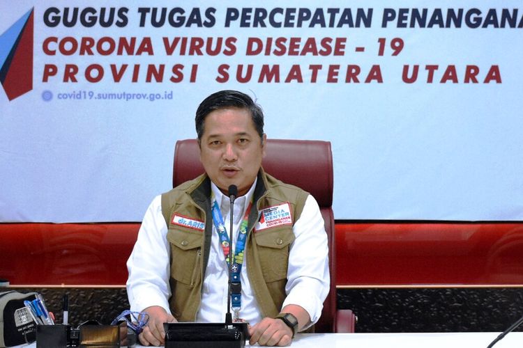 Juru Bicara GTPP Covid-19 Provinsi Sumut dr Aris Yudhariansyah memberi keterangan pers di media center kantor gubernur, Selasa (30/6/2020)