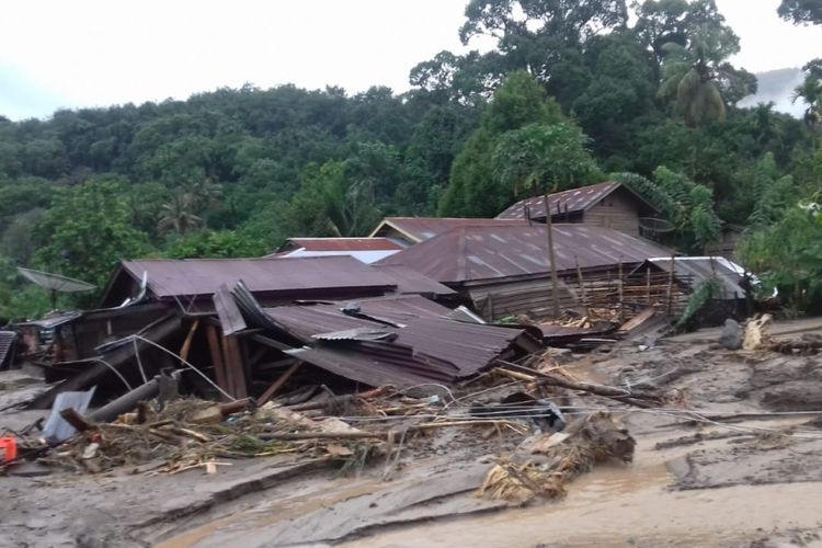 Sejumlah rumah di Kabupaten Aceh Tenggara, Aceh, hancur diterjang bencana banjir bandang dan longsor pada akhir Nopember lalu.