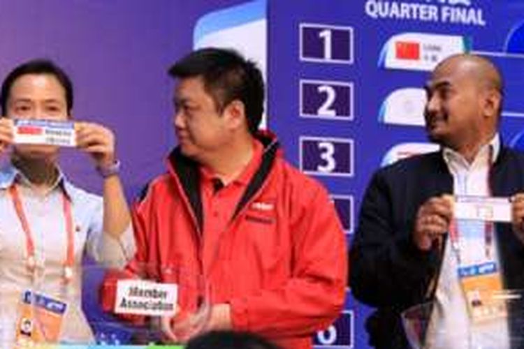 Undian perempat final Piala Thomas-Uber yang menghadirkan wartawan Kompas, Mahdi Muhammad (kanan)