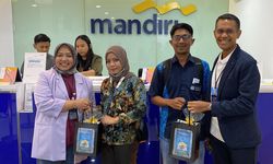 Hari Pelanggan Nasional, Bank Mandiri Bagi-bagi Bingkisan untuk Nasabah di Sulawesi