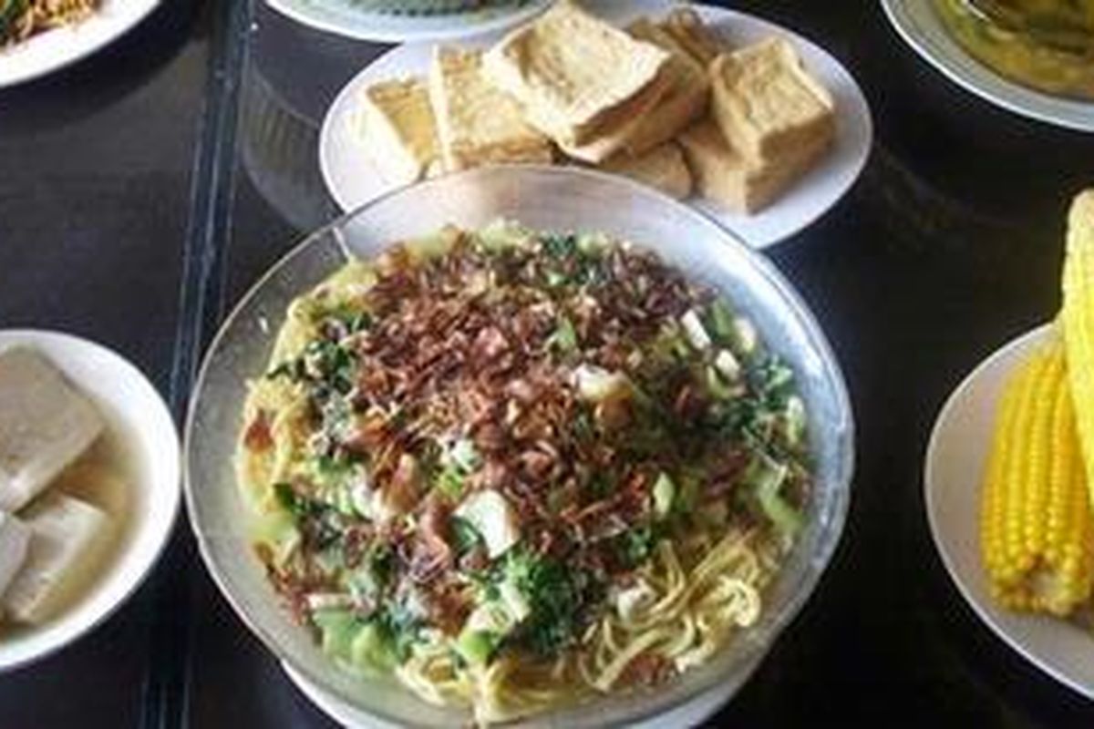 Aneka makanan khas Manado di RM Lidya, Manado.