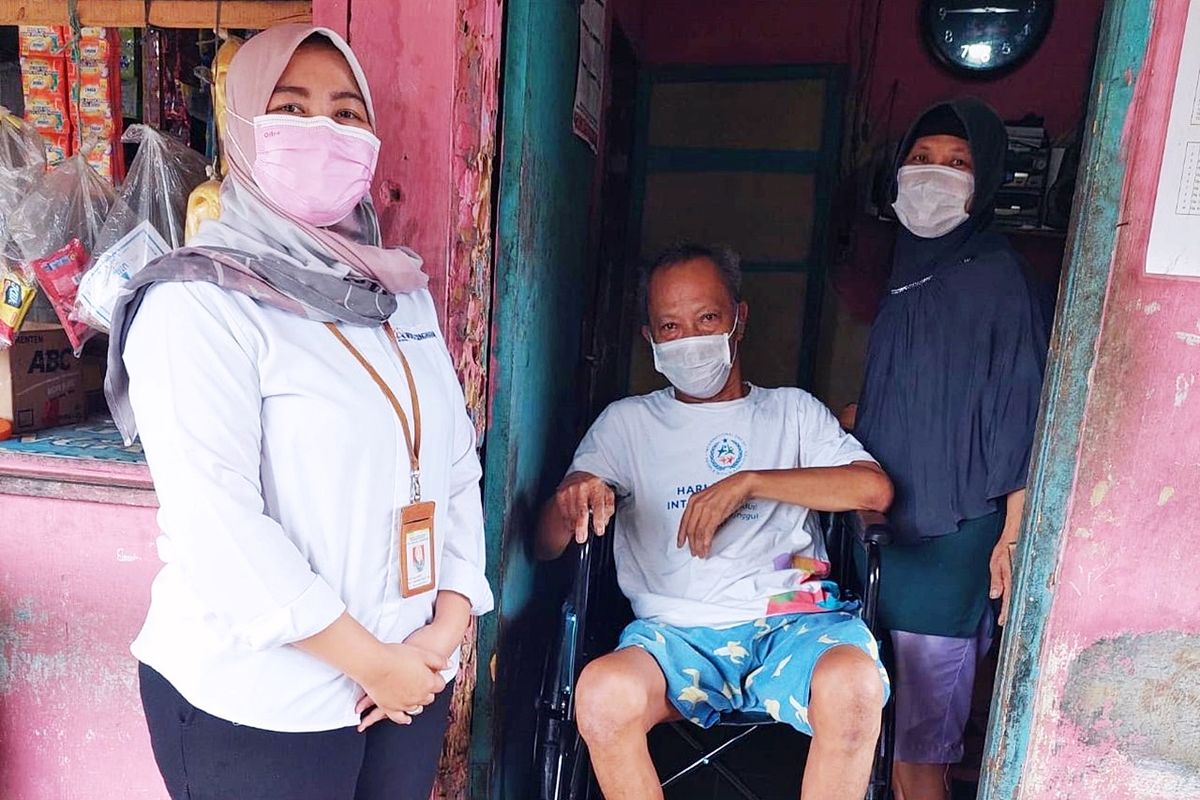 Pekerja Sosial Balai Rehabilitasi Sosial Penyandang Disabilitas Intelektual (BRSPDI) Ciungwanara Bogor menyalurkan bantuan kursi roda kepada Darna, lanjut usia (lansia) penderita stroke dari Desa Dilebut, Kabupaten Bogor, Jawa Barat.