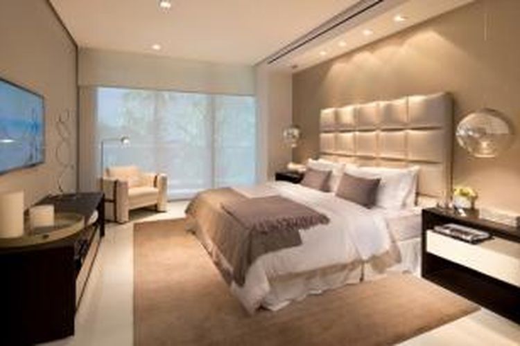 Interior kamar bergaya minimalis dengan jendela besar dan warna netral.
