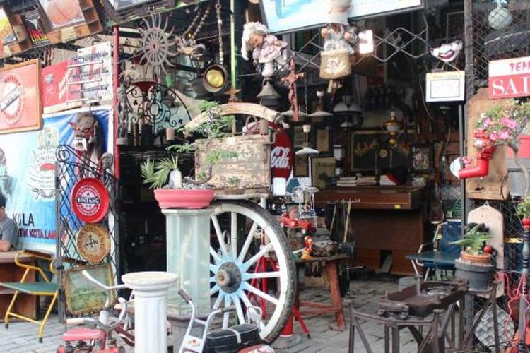 Salah satu stan barang antik di Pasar Klitikan Kota Lama, Semarang.