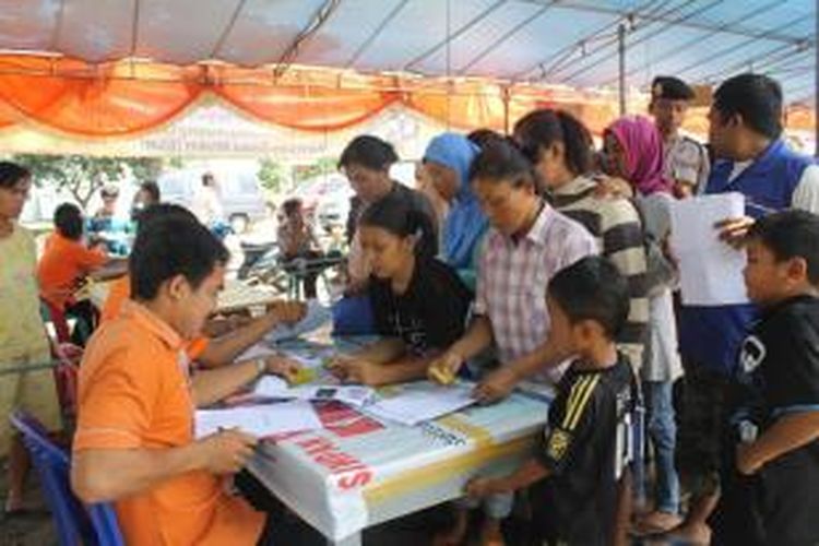 Ratusan warga Kota Bengkulu Antrean mencairkan Bantuan Langsung Sementara Masyarakat (BLSM) tahap kedua, Senin (2/9/2013) dari data kantor pos cabang Bengkulu menyebutkan sebanyak 5.378 rumah tangga sasaran (RTS)di Bengkulu tidak mencairkan BLSM tahap pertama