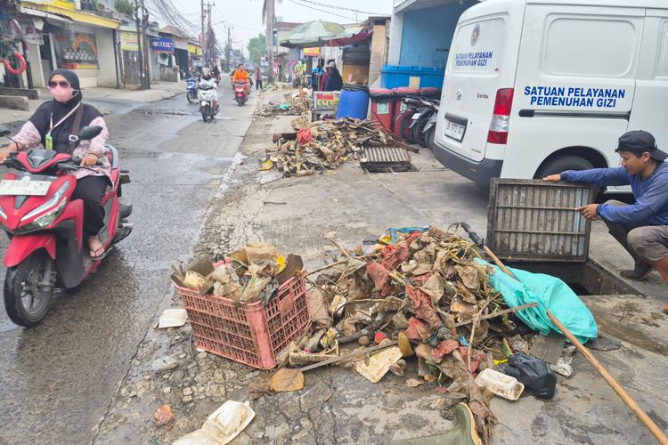 Sampah yang Sumbat Got hingga Bikin Banjir Jalan Keadilan Depok Akhirnya Dikeruk