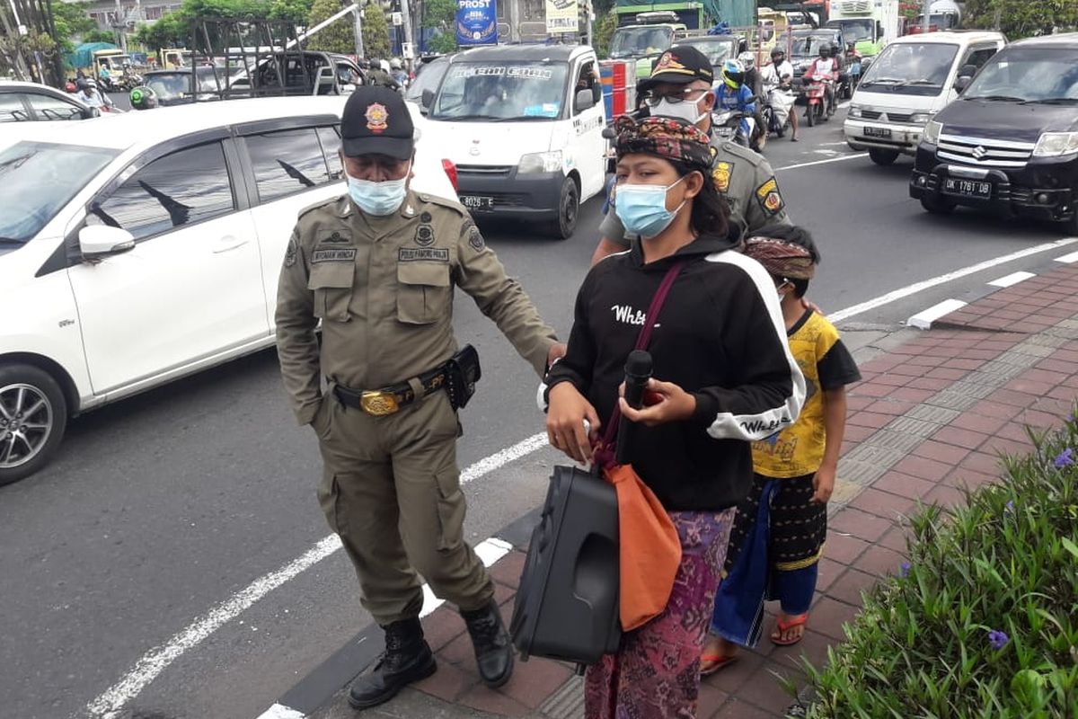 Sejumlah anak yang ikut mengemis terjaring razia oleh Satpol PP Kota Denpasar. 