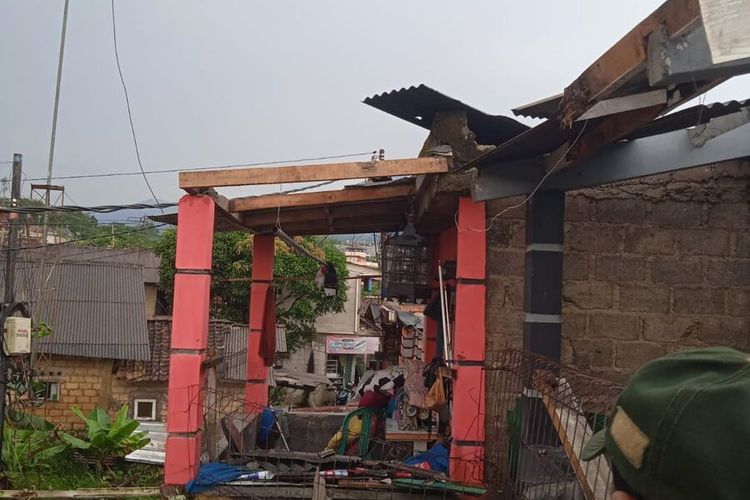 Angin Kencang Terjang Ciawi Bogor, 17 Rumah Rusak dan Pohon Tumbang Timpa Mobil