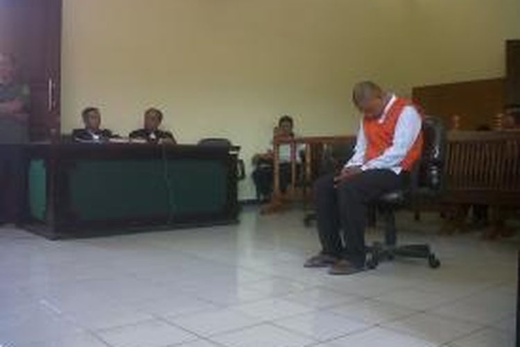 Sumadi, terdakwa pembunuhan Barnabas Kadar, Kades Krinjing Dukun Kabupaten Magelang tertunduk menjalani persidangan, Selasa (10/9/2013).