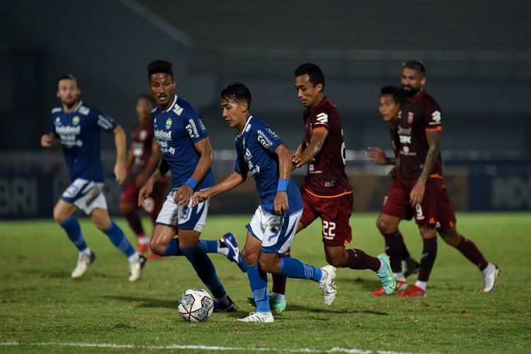 Pemain Persib Bandung, Beckham Putra Nugraha, mencoba melakukan solo run dalam pertandingan melawan Borneo FC di pekan keempat Liga 1 2021 di Stadion Indomilk Arena, Tangerang, Kamis (23/9/2021).