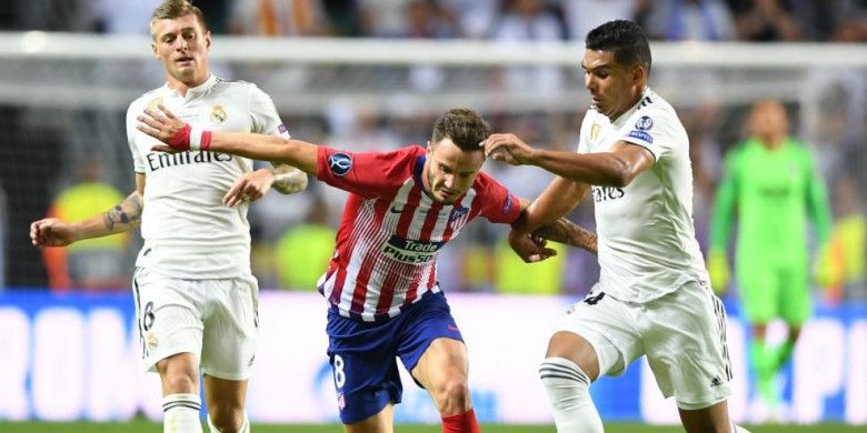 Casemiro (kanan) mencoba menghentikan Saul Niguez dalam partai Piala Super Eropa antara Real Madrid vs Atletico Madrid di Stadion Lillekula, Tallinn, 15 Agustus 2018.
