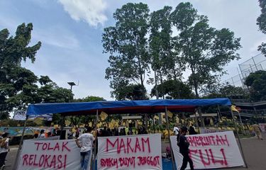 Qizning oqib chiqayotgan sutini yalash Qizning oqib chiqayotgan sutini yalash