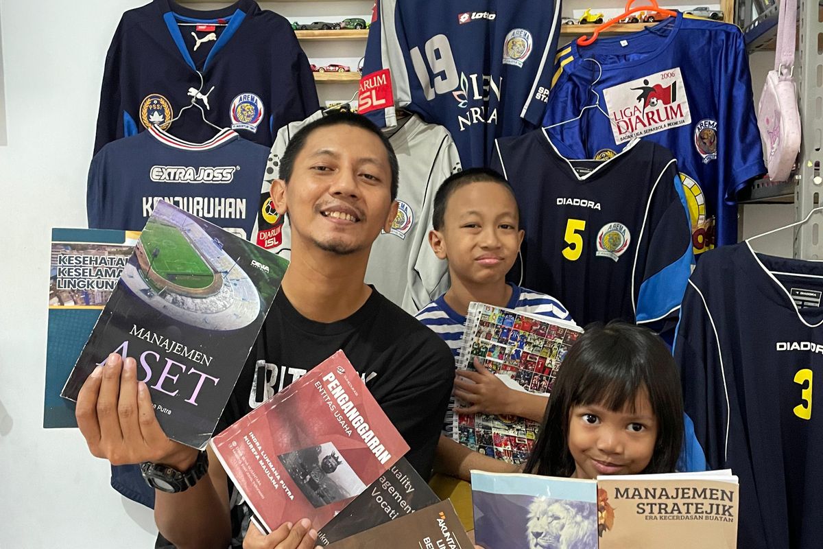 Indra Lukmana Putra salah satu Aremania yang saat ini memilih menulis sebagai lanjutan mencari keadilan usai Tragedi Kanjuruhan 2022 silam.