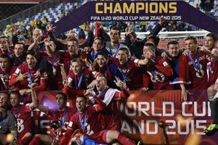 Para pemain muda tim nasional Serbia merayakan keberhasilan menjuarai Piala Dunia U-20 setelah menang atas Brasil, Sabtu (20/6/2015).