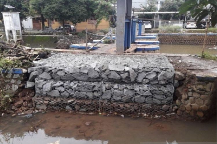 Penanganan banjir melalui penurapan terkait tanggul yang jebol di Tangerang Selatan beberapa waktu lalu.