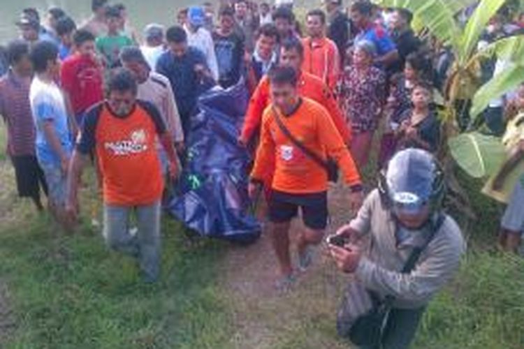 Tim Sar dari Polairud Kota Tegal, Jawa Tengah, membawa jenazah Sukaryono, warga Kelurahan Panggung, yang tewas akibat tenggelam terseret arus sungai, Sabtu (11/01/2014).