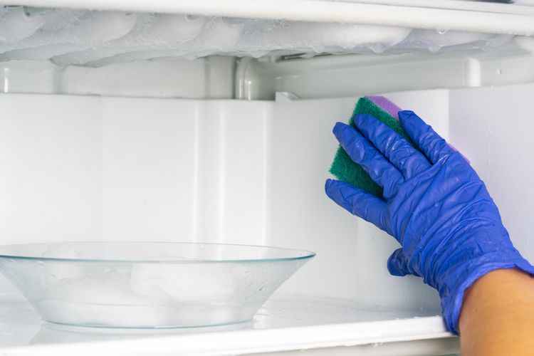 Ilustrasi freezer, Ilustrasi mencairkan freezer.