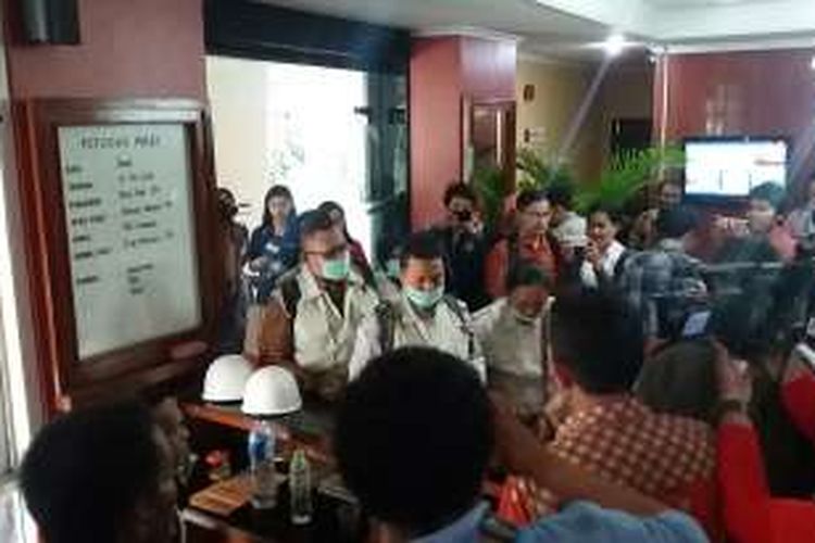 Tim Penyidik Komisi Pemberantasan Korupsi menyambangi Kejaksaan Tinggi DKI Jakarta, Jalan Rasuna Said, Kuningan, Jakarta Selatan, Jumat (1/4/2016).