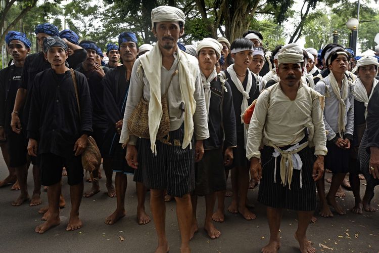 Sejumlah warga Baduy berjalan menuju Kantor Gubernur Banten untuk mengikuti tradisi Seba Baduy di Kota Serang, Sabtu (29/4/2023). Tradisi yang berlangsung setiap tahun tersebut ditandai dengan penyerahan hasil panen serta penyampaian aspirasi warga Baduy kepada pemerintah.
