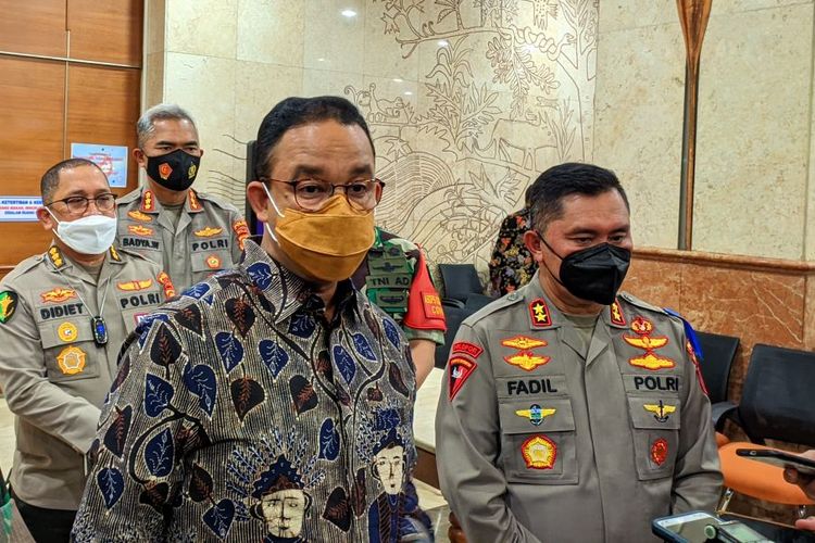 Gubernur DKI Jakarta Anies Baswedan saat ditemui usai rapat koordinasi forkopimda di Gedung Blok G Balaikota DKI Jakarta, Kamis (25/11/2021).